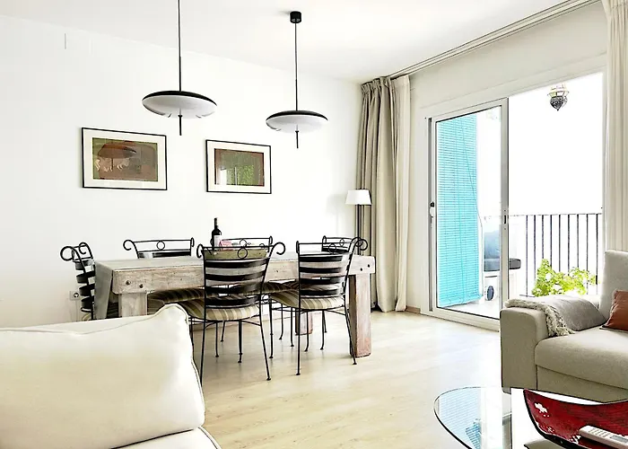 Abbott Apartment - 1 Min From The Beach - 100M2 - Sleeps 8