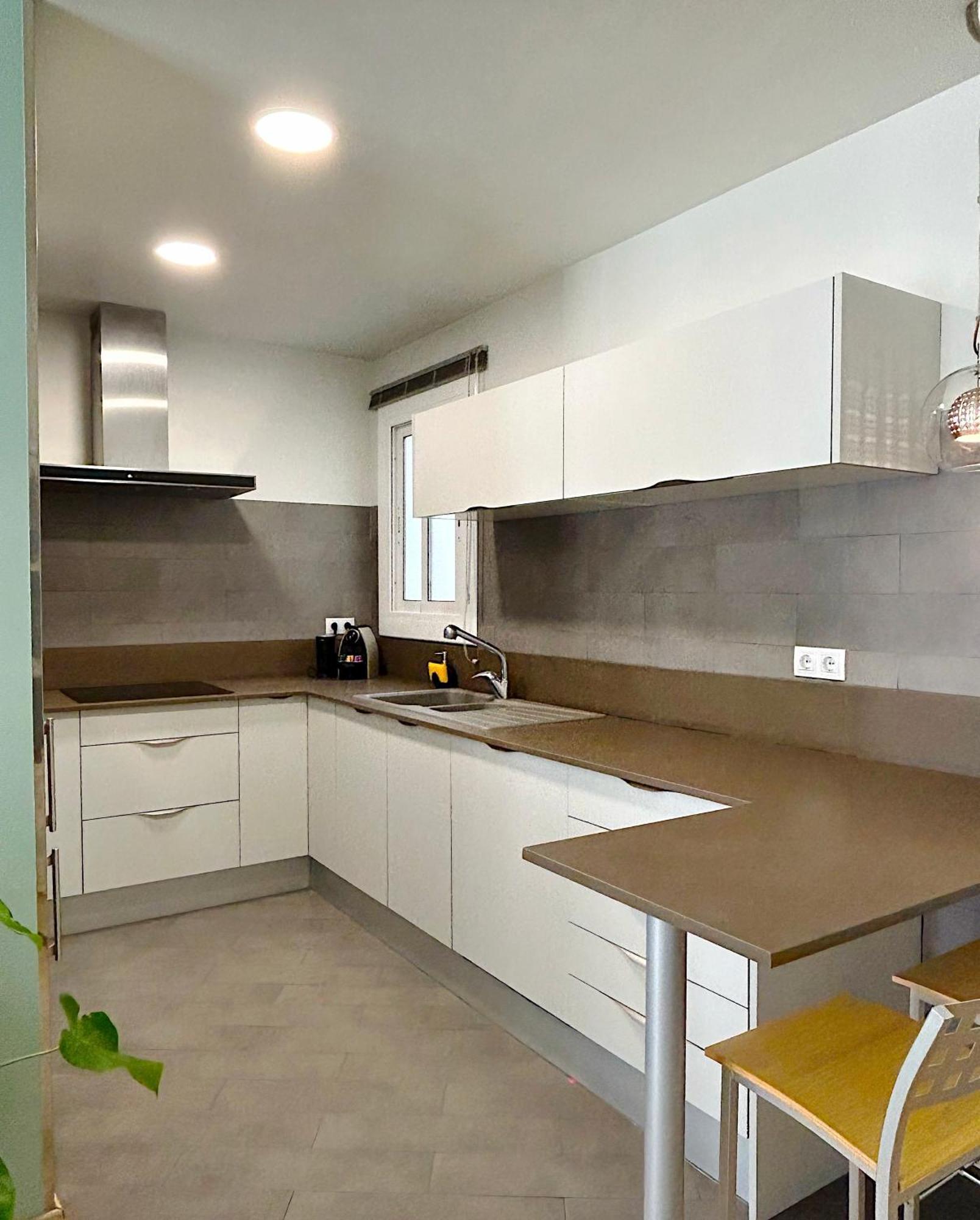 Abbott - 1 Min From The - 100m2 - Sleeps 8 Apartment